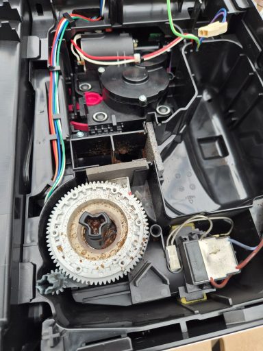 Innere Komponenten eines Geräts, einschließlich Motor und Steuerungselemente.