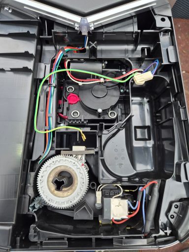 Ein offenes Gehäuse mit elektrischen Komponenten und Kabeln.