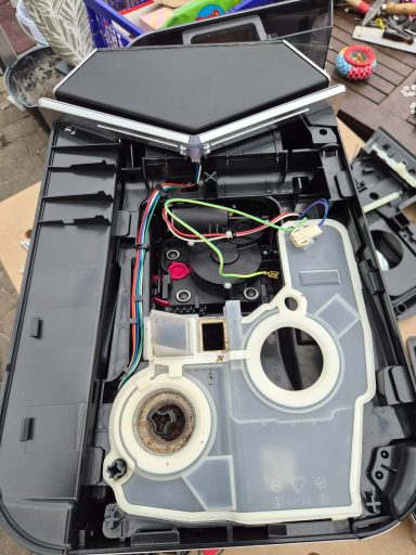 Offene elektronische Gerätebox mit sichtbar verkabelten Komponenten und Motor.